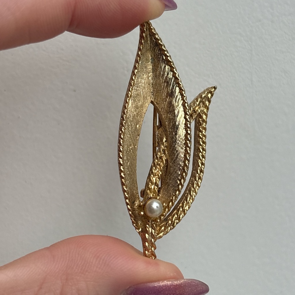 Vintage Gold Textured Leaf Brooch Pin with Pearl Accent - Picture 2 of 5